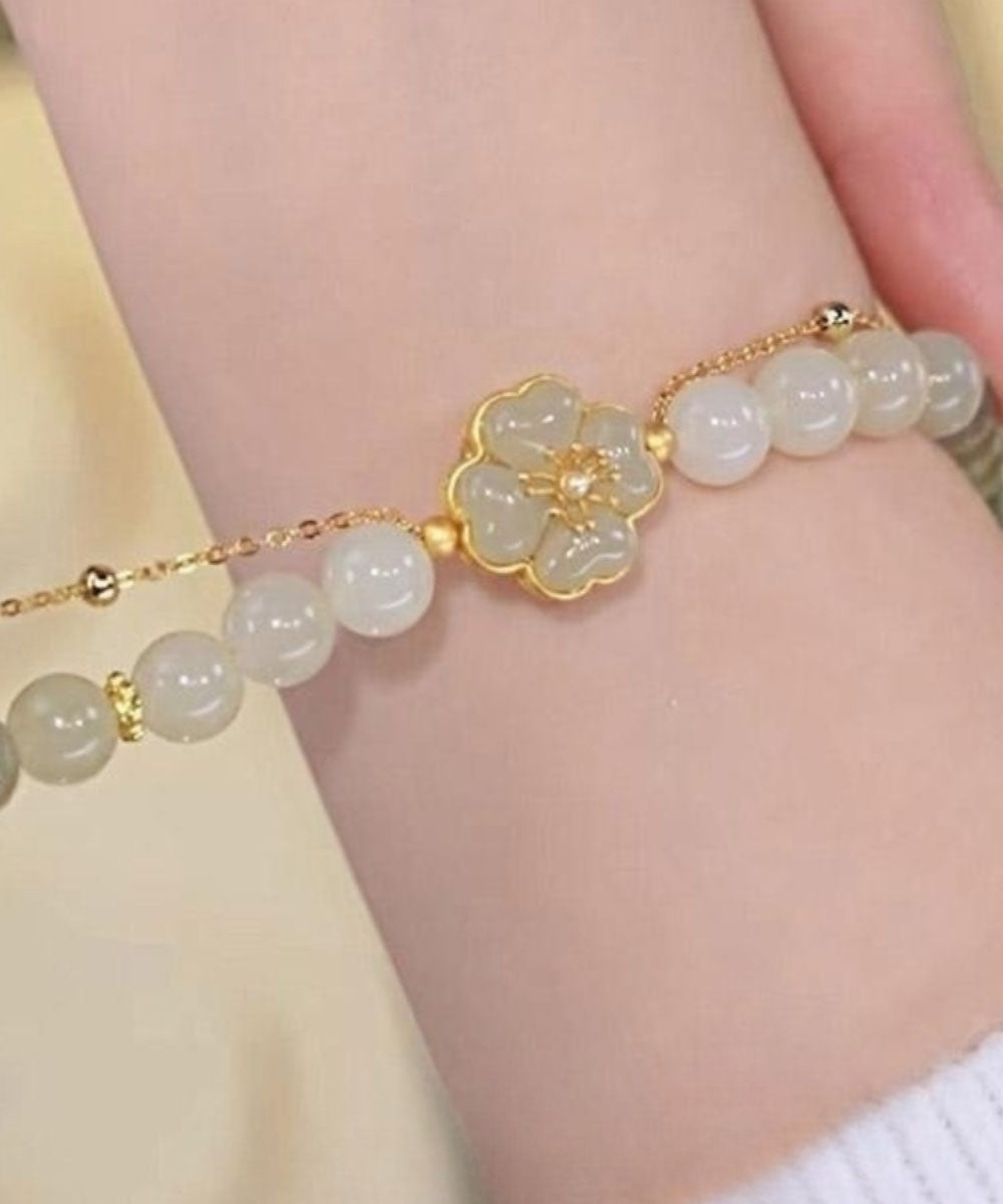 Modernes Armband aus Sterlingsilber mit Farbverlauf und grüner Vergoldung und eingelegter Jade mit vierblättrigem Kleeblatt