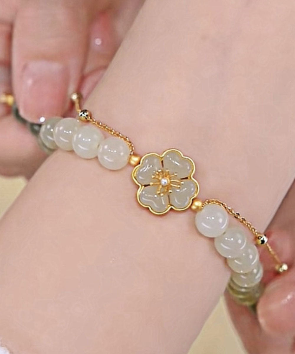 Modernes Armband aus Sterlingsilber mit Farbverlauf und grüner Vergoldung und eingelegter Jade mit vierblättrigem Kleeblatt