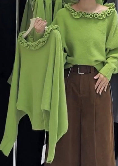 Moderner grasgrüner Strickpullover mit Rüschen und U-Boot-Ausschnitt für den Winter