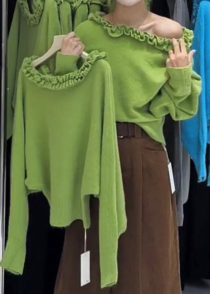 Moderner grasgrüner Strickpullover mit Rüschen und U-Boot-Ausschnitt für den Winter