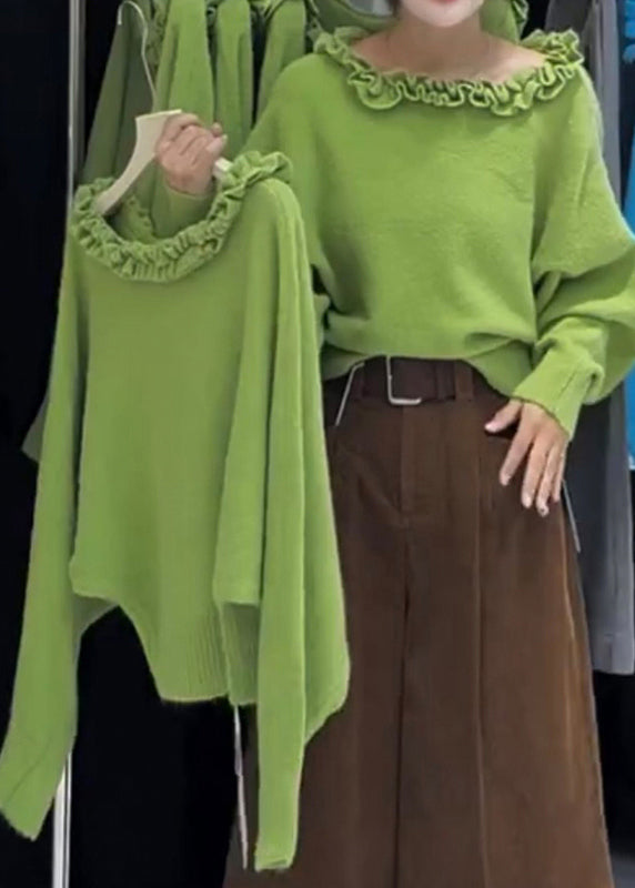 Moderner grasgrüner Strickpullover mit Rüschen und U-Boot-Ausschnitt für den Winter
