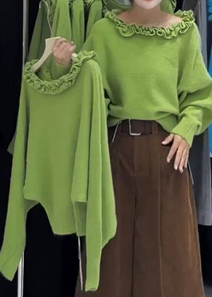 Moderner grasgrüner Strickpullover mit Rüschen und U-Boot-Ausschnitt für den Winter