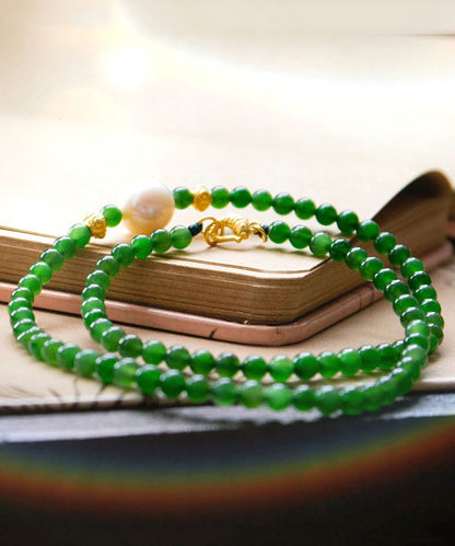 Moderne Halskette mit abgestuften Perlen aus grünem Sterlingsilber mit vergoldeter Jadeperle