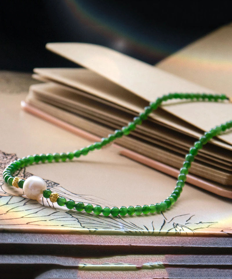 Moderne Halskette mit abgestuften Perlen aus grünem Sterlingsilber mit vergoldeter Jadeperle