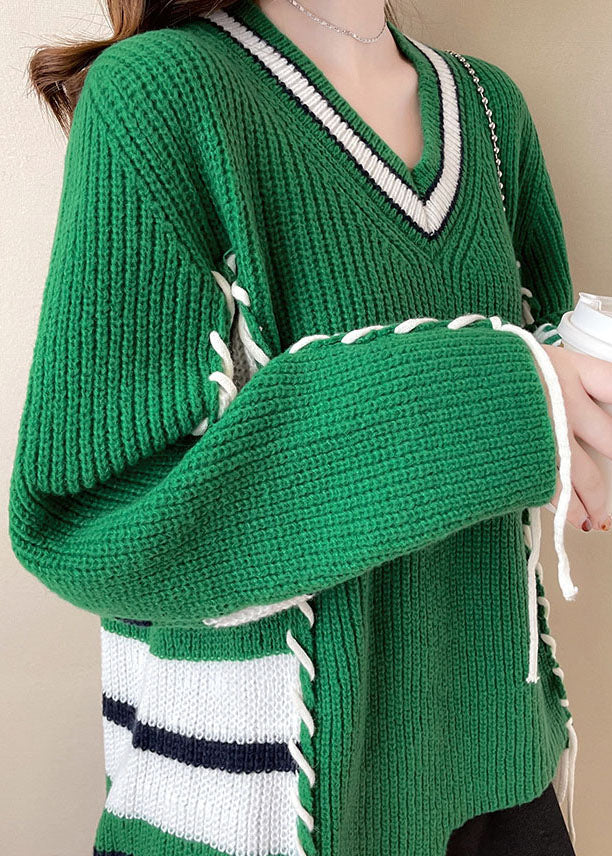 Moderne grüne Winterpullover mit V-Ausschnitt und asymmetrischem Design