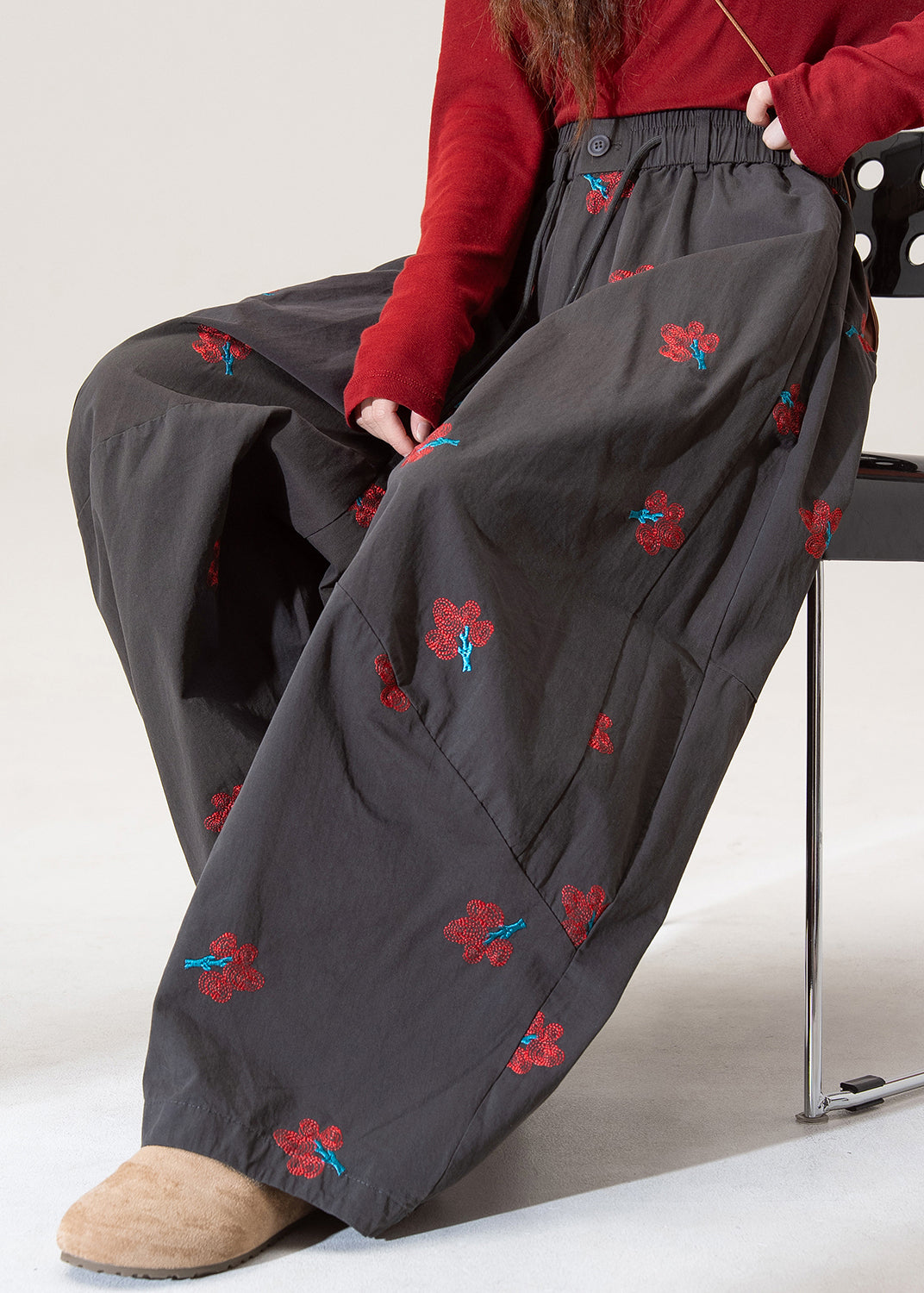 Moderne graue Baumwollhose mit weitem Bein, bestickten Taschen und Frühlingsmotiven