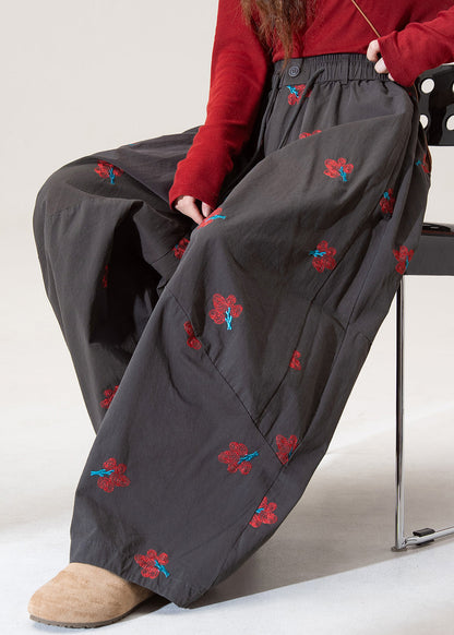 Moderne graue Baumwollhose mit weitem Bein, bestickten Taschen und Frühlingsmotiven