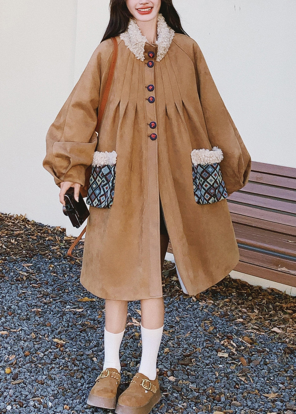 Moderne khakifarbene Oversize-Winterjacke mit Patchwork-Fleecefutter