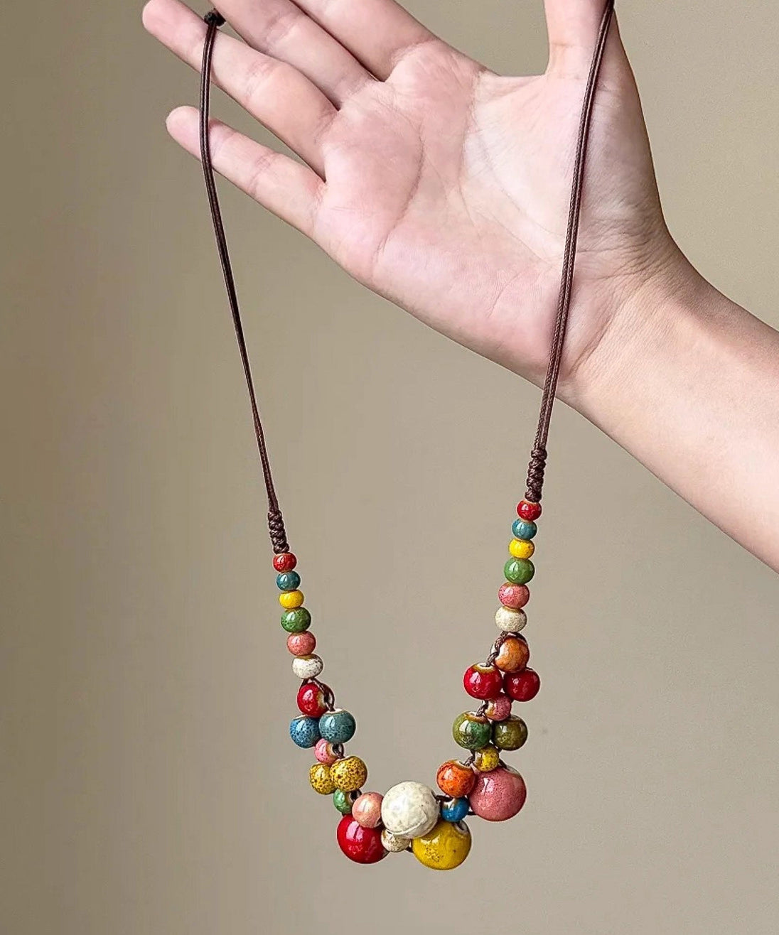 Collar con colgante ajustable de cuentas de cerámica con tejido moderno en azul lago