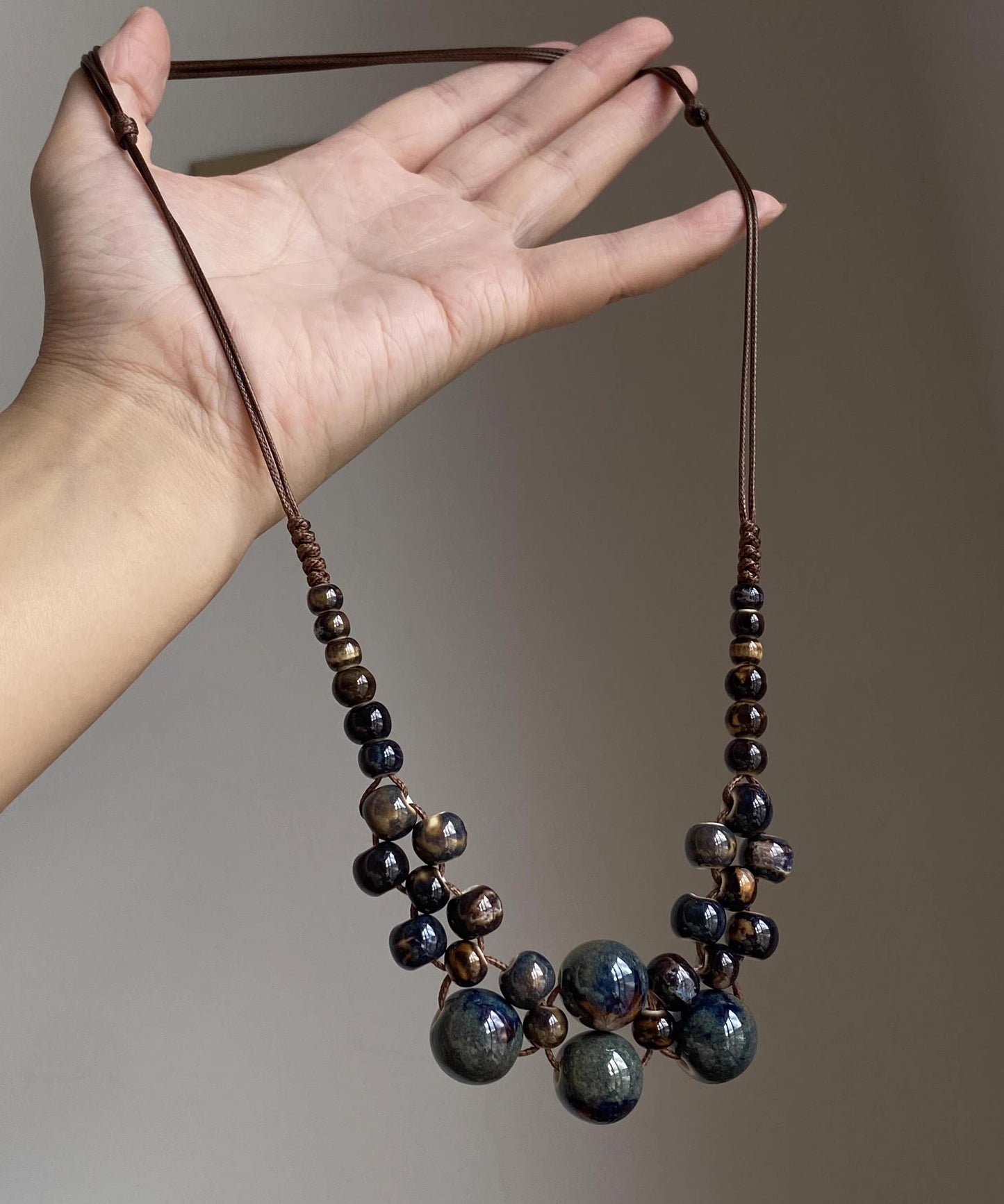 Collar con colgante ajustable de cuentas de cerámica con tejido moderno en azul lago