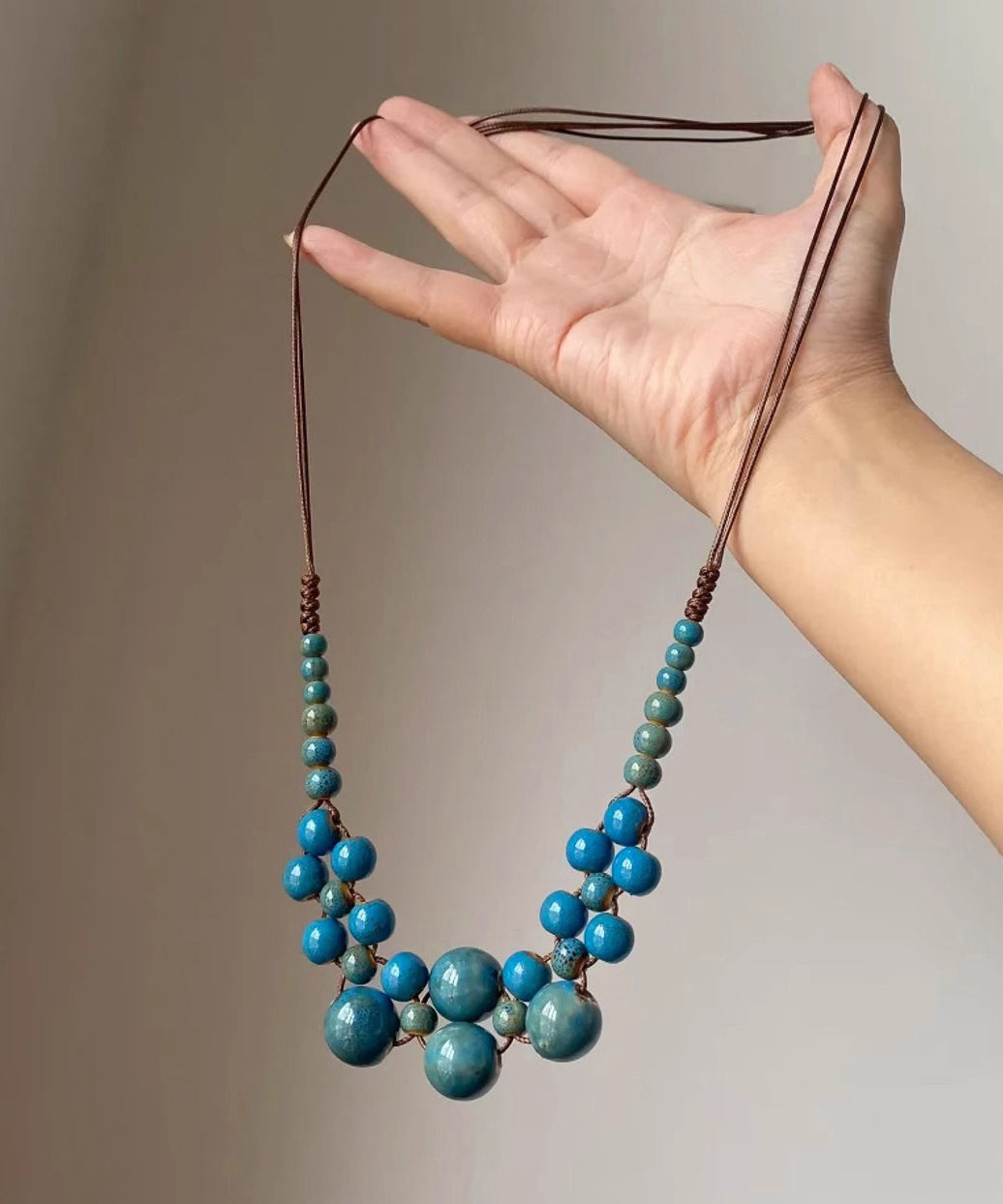 Collar con colgante ajustable de cuentas de cerámica con tejido moderno en azul lago