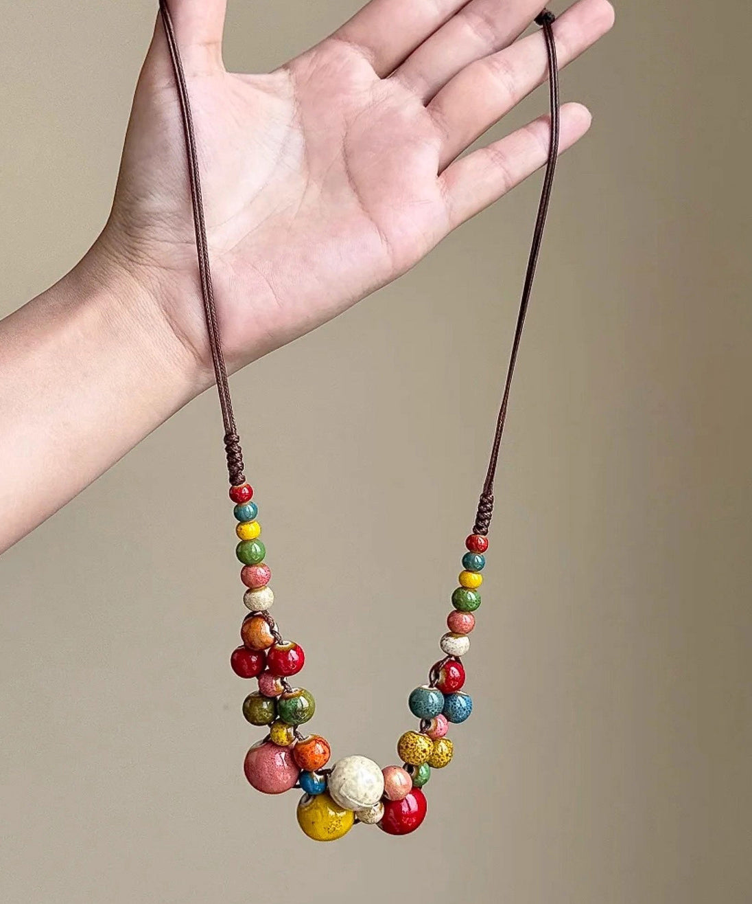 Collar con colgante ajustable de cuentas de cerámica con tejido moderno en azul lago