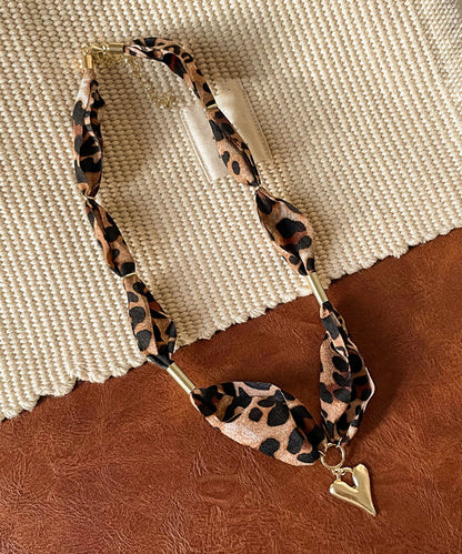 Collar con colgante de bufanda de aleación de cobre y leopardo moderno