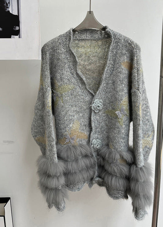 Moderne hellgraue Strickjacke mit V-Ausschnitt, Fellmuster und Blumenmuster aus Baumwolle, Frühlingsform