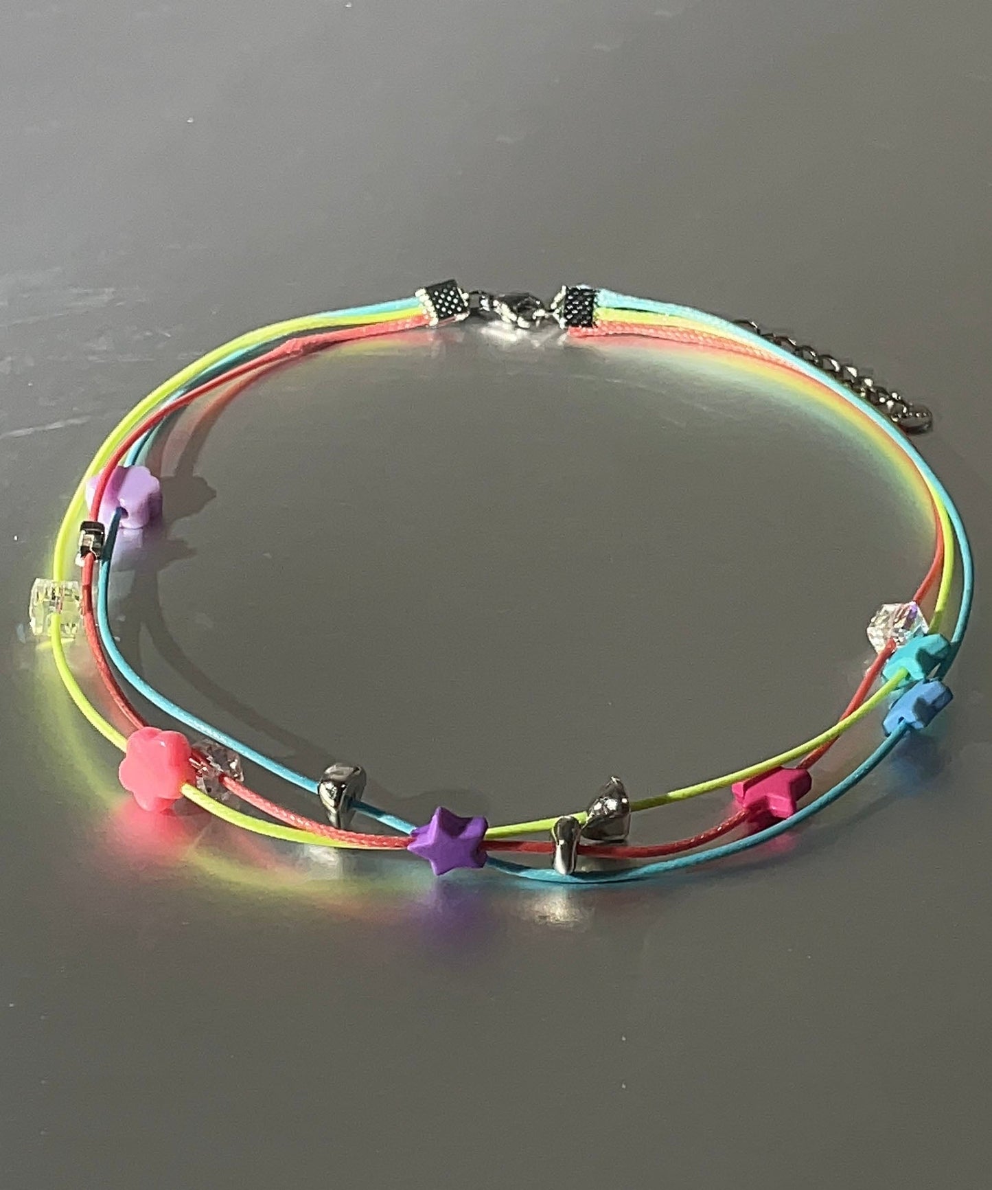 Moderne mehrfarbige Halskette aus Acryllegierung