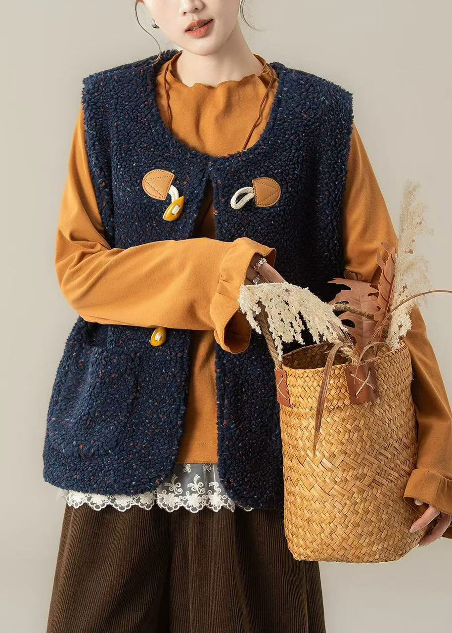 Conjunto de 3 piezas de invierno con chaleco azul marino moderno y camiseta naranja y pantalones café.