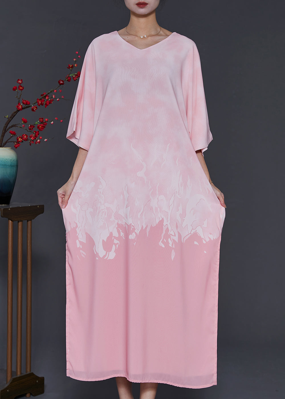Modernes, übergroßes Chiffon-Maxikleid mit Batikmuster in Rosa mit Armbandärmeln