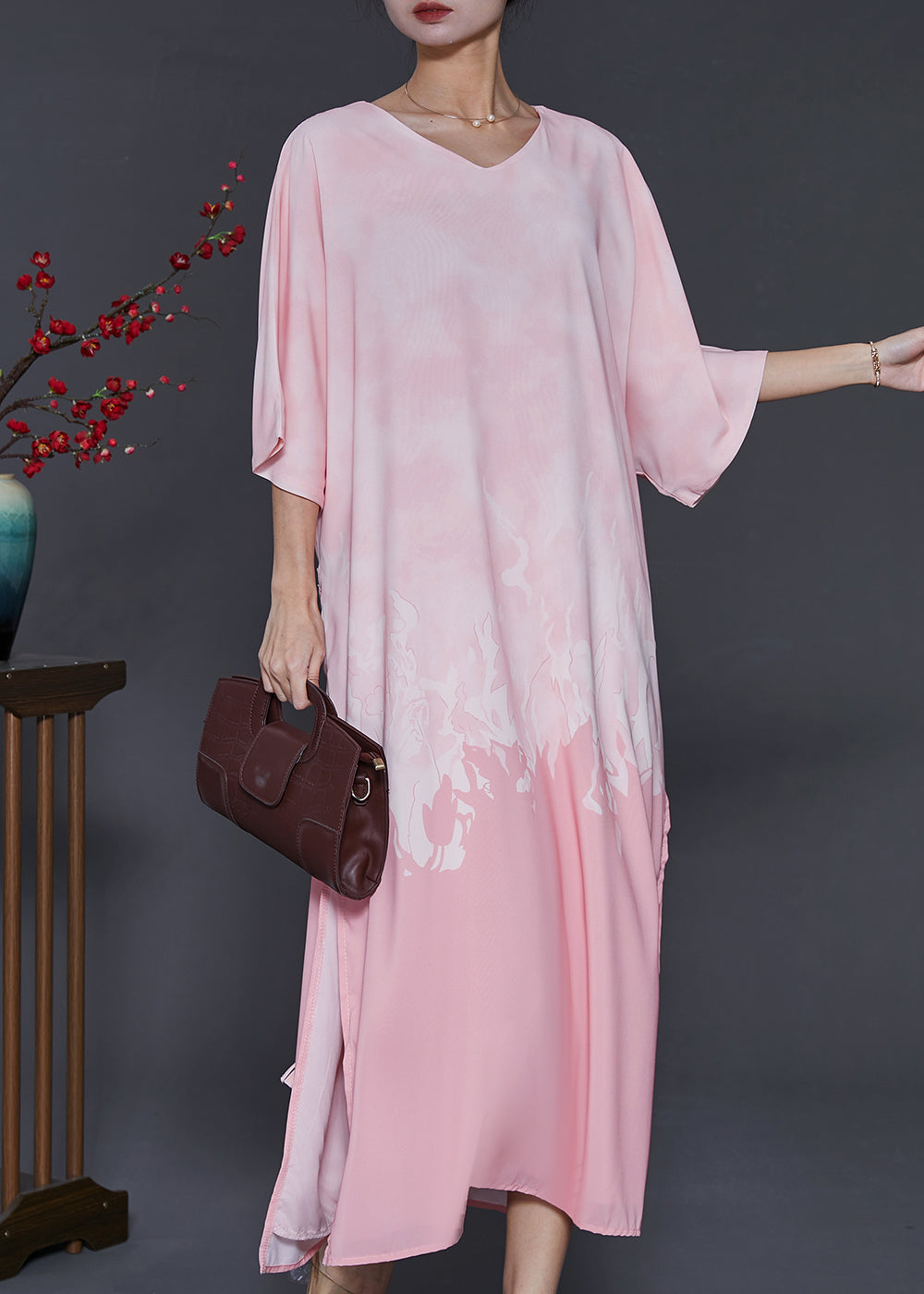 Modernes, übergroßes Chiffon-Maxikleid mit Batikmuster in Rosa mit Armbandärmeln