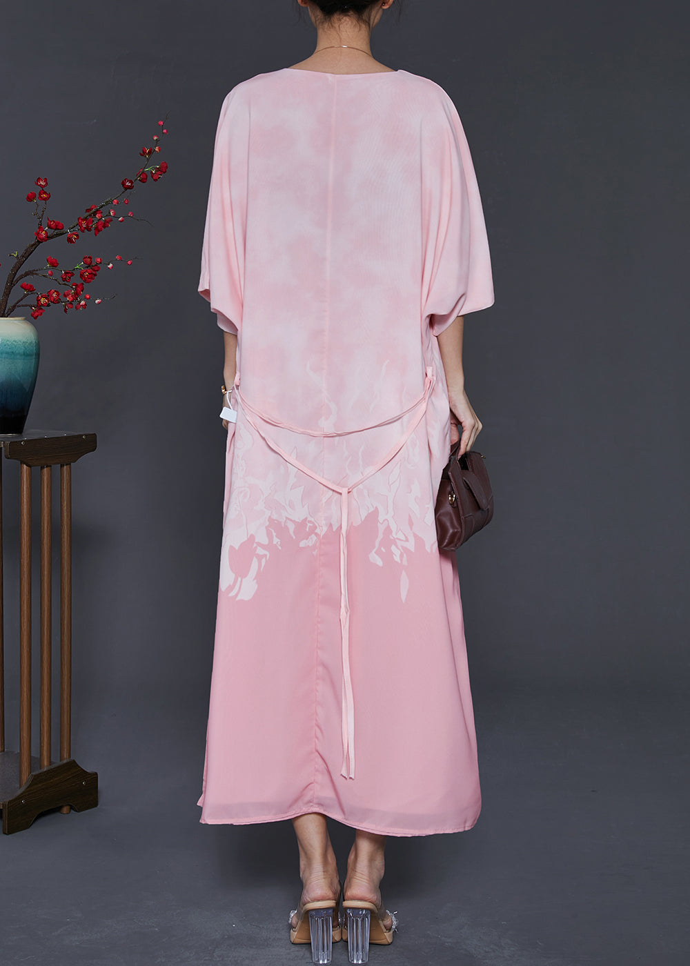 Modernes, übergroßes Chiffon-Maxikleid mit Batikmuster in Rosa mit Armbandärmeln