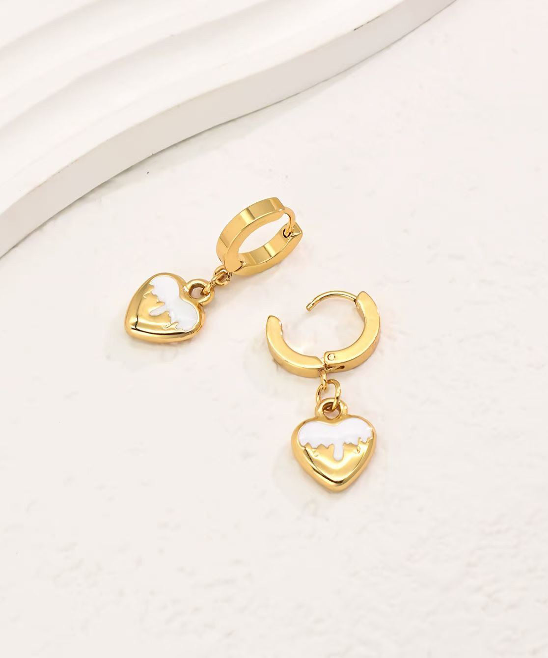 Pendientes de aro modernos de aleación morada con forma de corazón