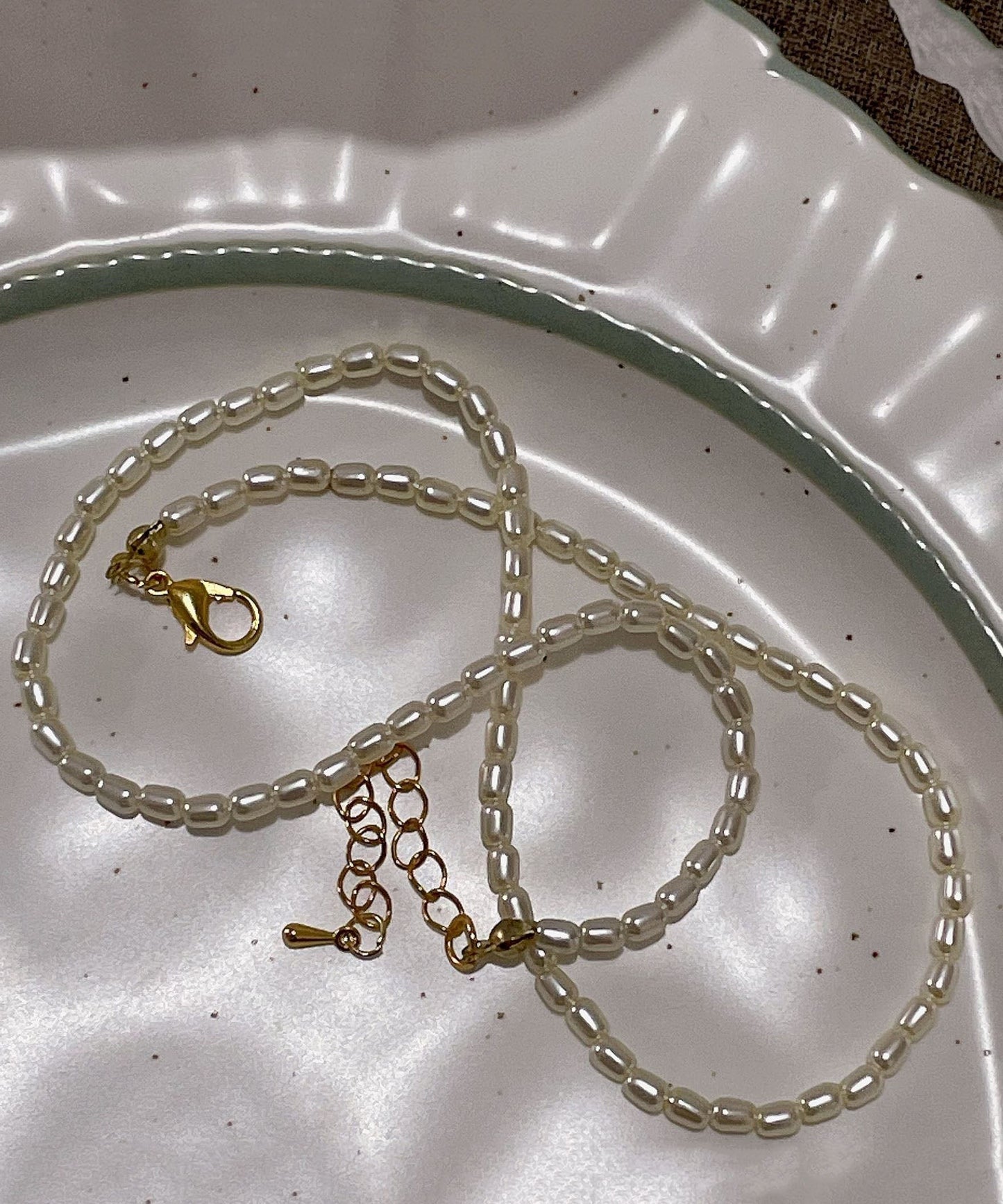 Moderne Halskette mit asymmetrischem violettem Perlen- und Zirkonia-Anhänger