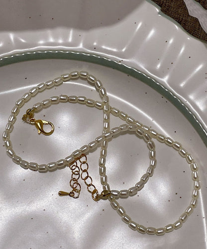 Moderne Halskette mit asymmetrischem violettem Perlen- und Zirkonia-Anhänger