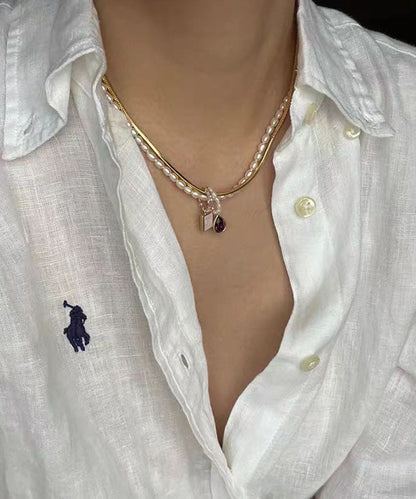 Moderne Halskette mit asymmetrischem violettem Perlen- und Zirkonia-Anhänger