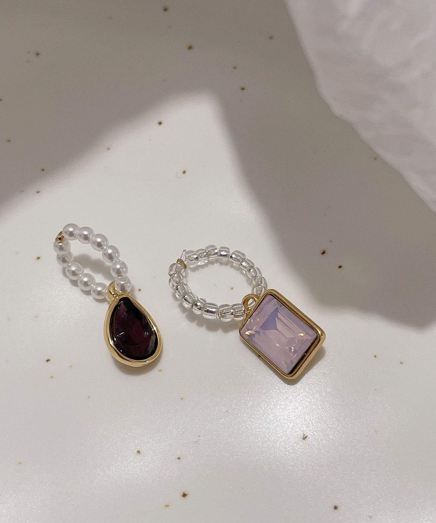 Moderne Halskette mit asymmetrischem violettem Perlen- und Zirkonia-Anhänger