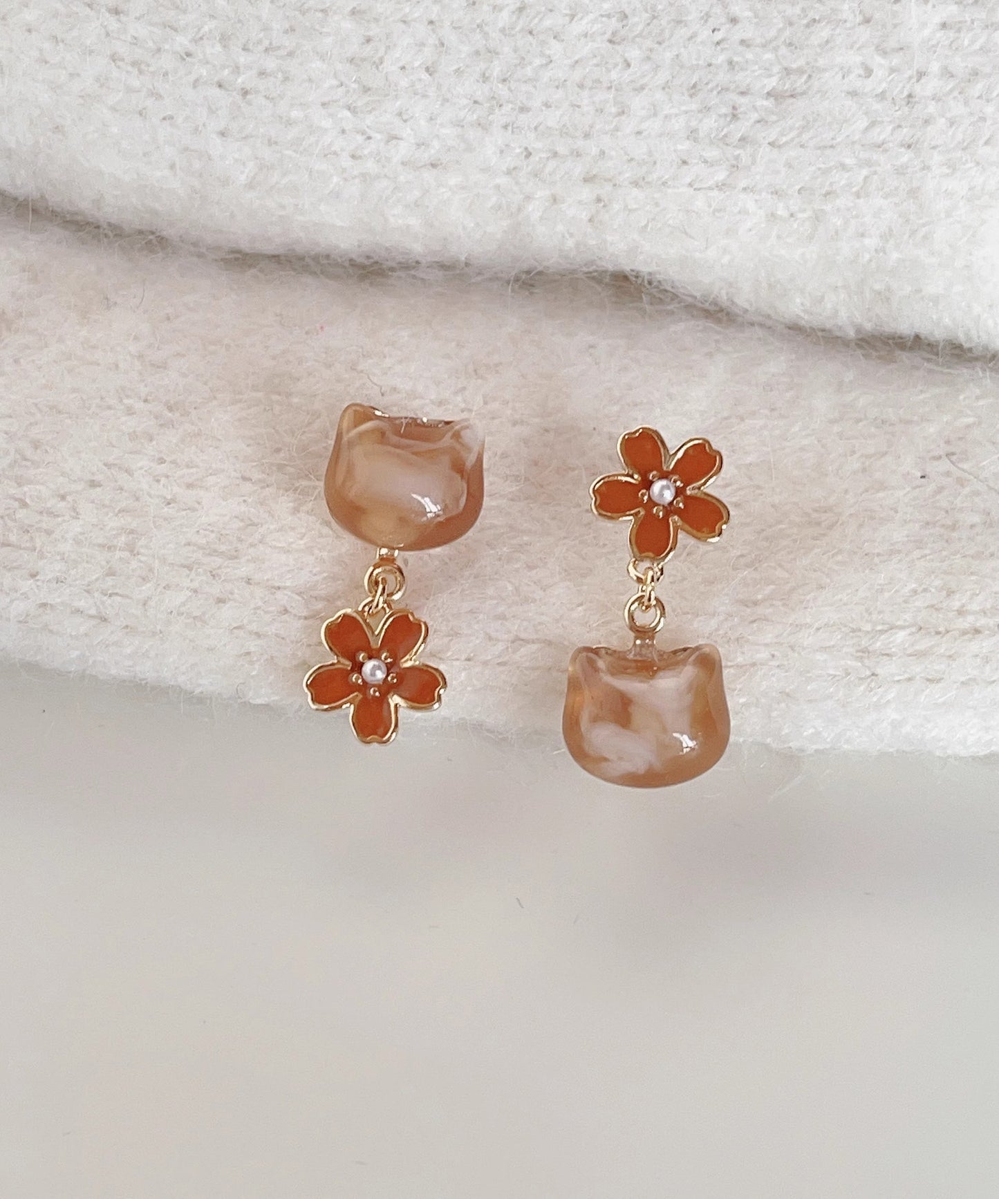 Pendientes modernos de resina roja con diseño floral de gato