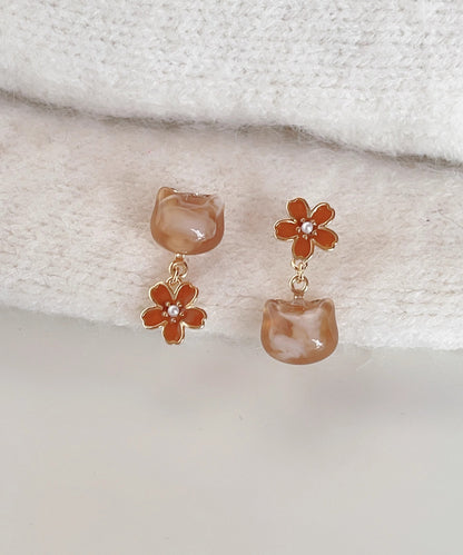 Pendientes modernos de resina roja con diseño floral de gato