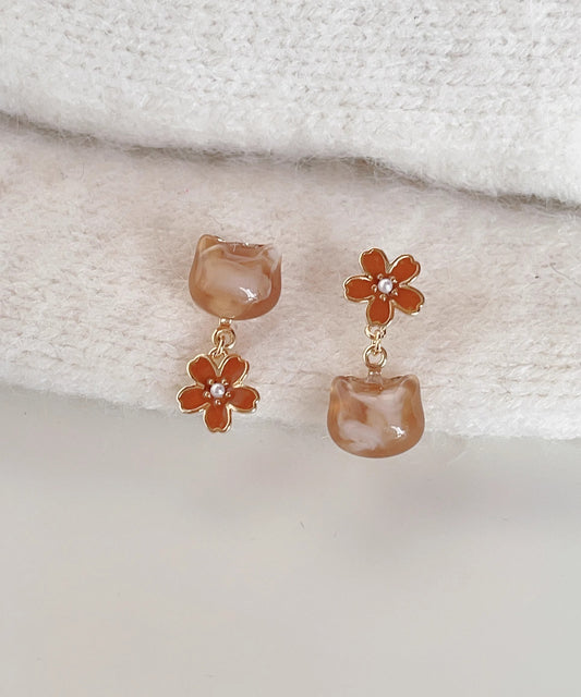 Pendientes modernos de resina roja con diseño floral de gato