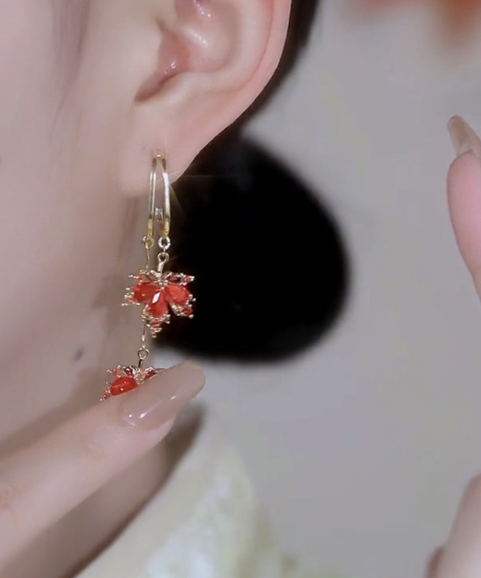 Pendientes modernos con borlas de hojas de arce doradas en cobre rojo