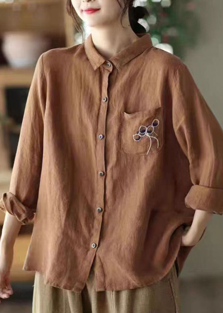 Camisa moderna de lino con patchwork y botones bordados en rojo para primavera