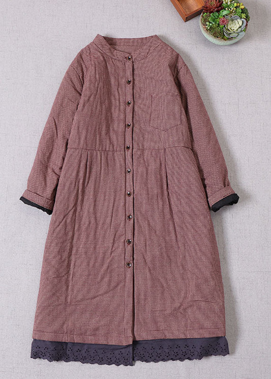 Moderne rote Wintermäntel mit Stehkragen und Karomuster und feiner Baumwollfüllung