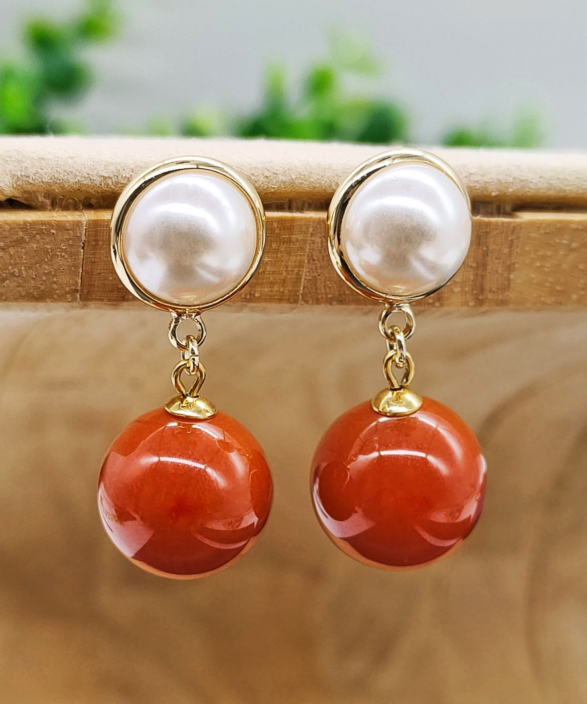 Pendientes modernos de plata de ley roja dorada con incrustaciones de gemas y perlas