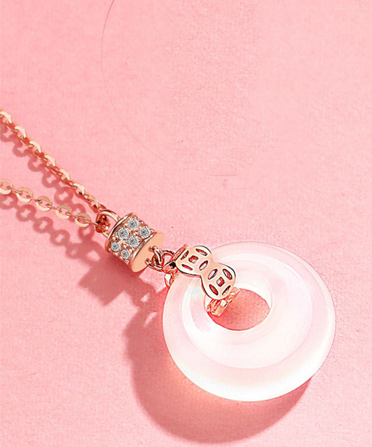 Collar moderno con colgante de calcedonia con incrustaciones de plata de ley y oro rosa