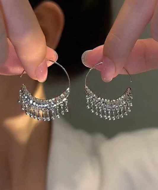 Moderne Creolen mit Quasten in Seidenmetall-Optik