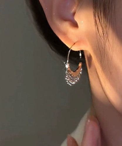 Moderne Creolen mit Quasten in Seidenmetall-Optik