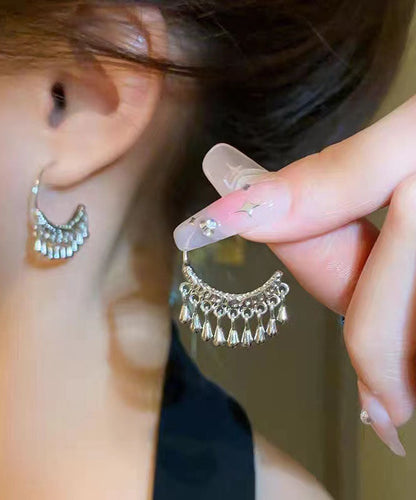 Moderne Creolen mit Quasten in Seidenmetall-Optik