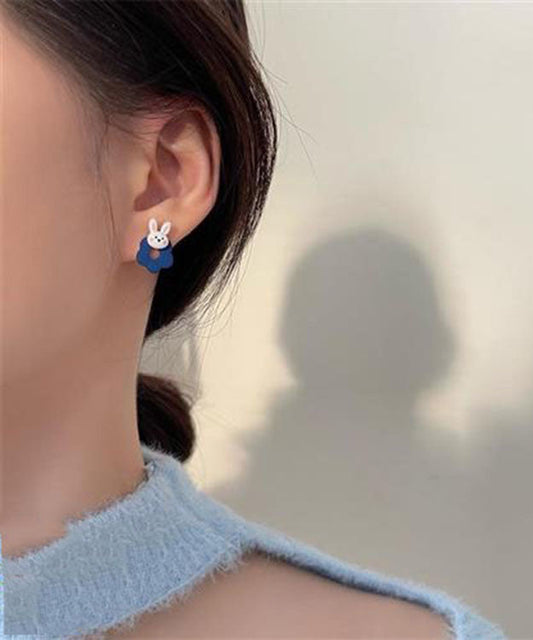 Pendientes asimétricos de conejo con diseño floral de aleación de plata de ley.