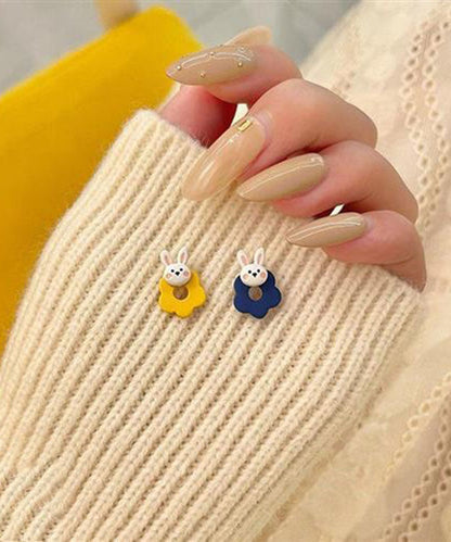 Pendientes asimétricos de conejo con diseño floral de aleación de plata de ley.