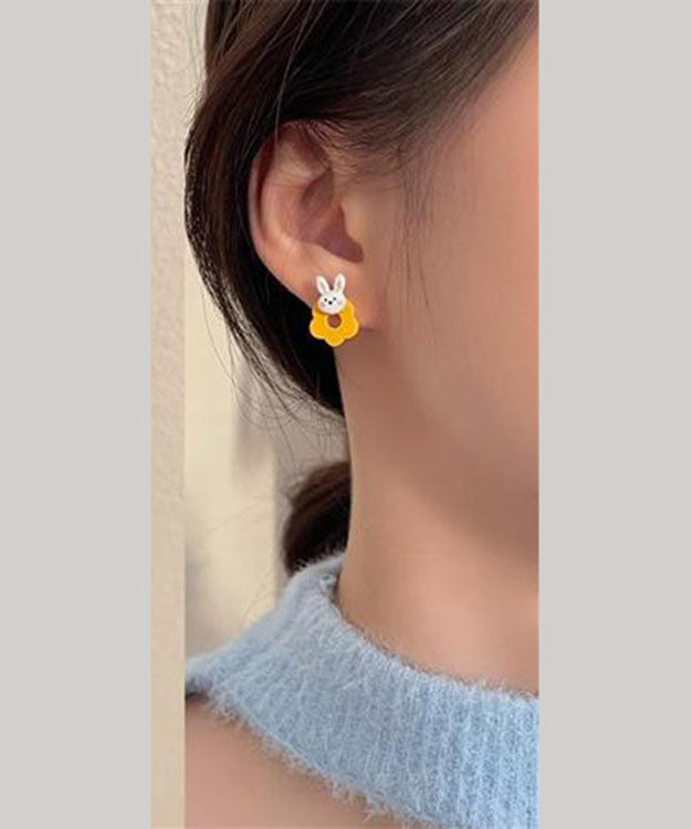 Pendientes asimétricos de conejo con diseño floral de aleación de plata de ley.