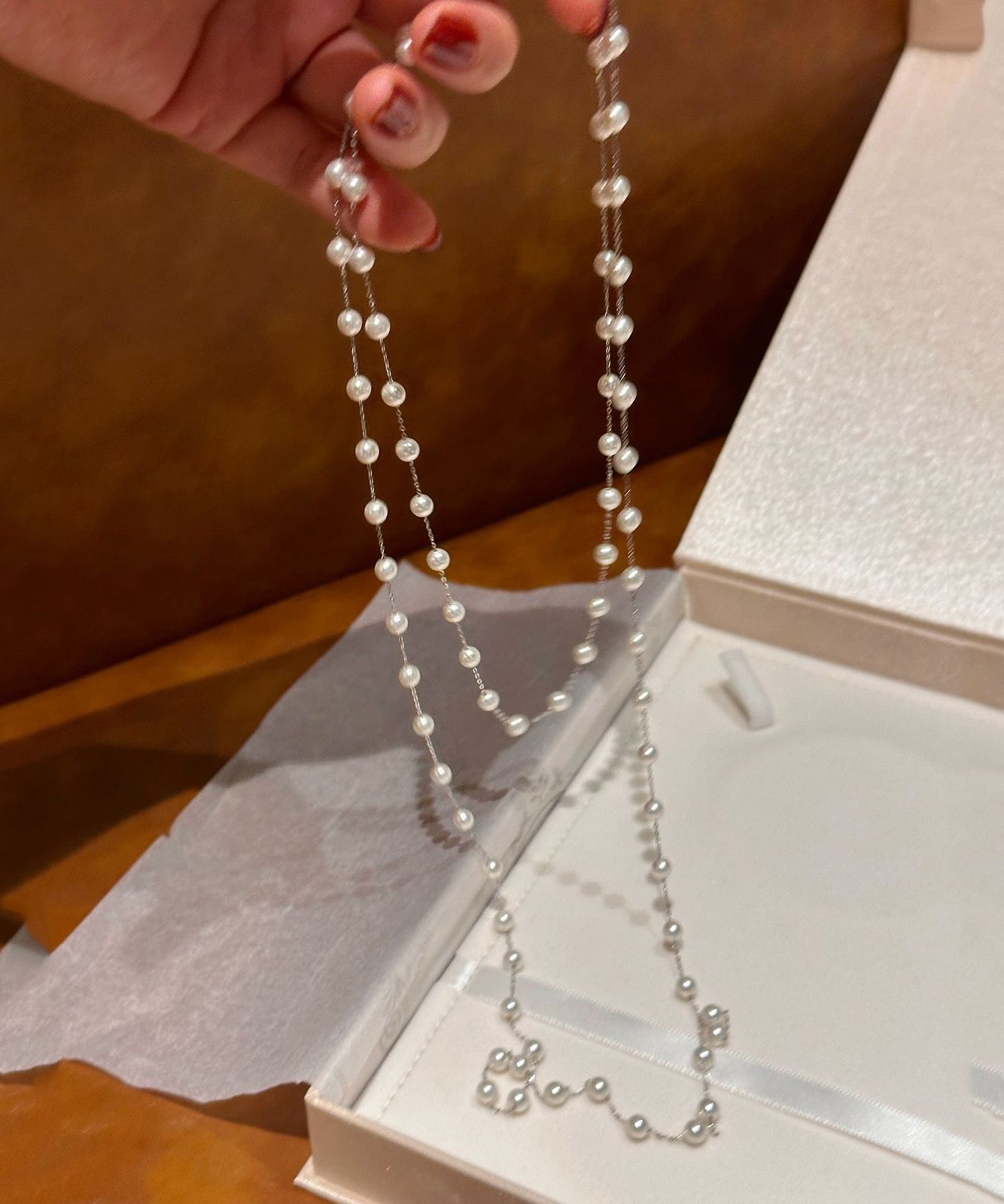 Collar moderno de cuentas gradadas con perlas de cristal Babysbreath blancas