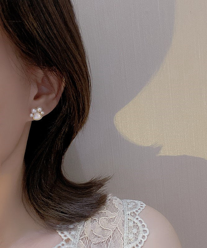 Moderne Ohrstecker aus weißer Kupferlegierung mit Perlmutt und Katzenpfotenmotiv