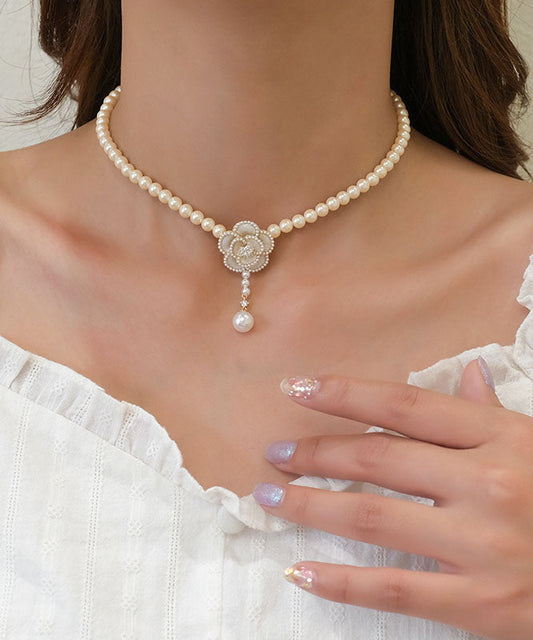 Collar con colgante floral de resina, perla y circonita dorada de 14 quilates y cobre blanco dorado