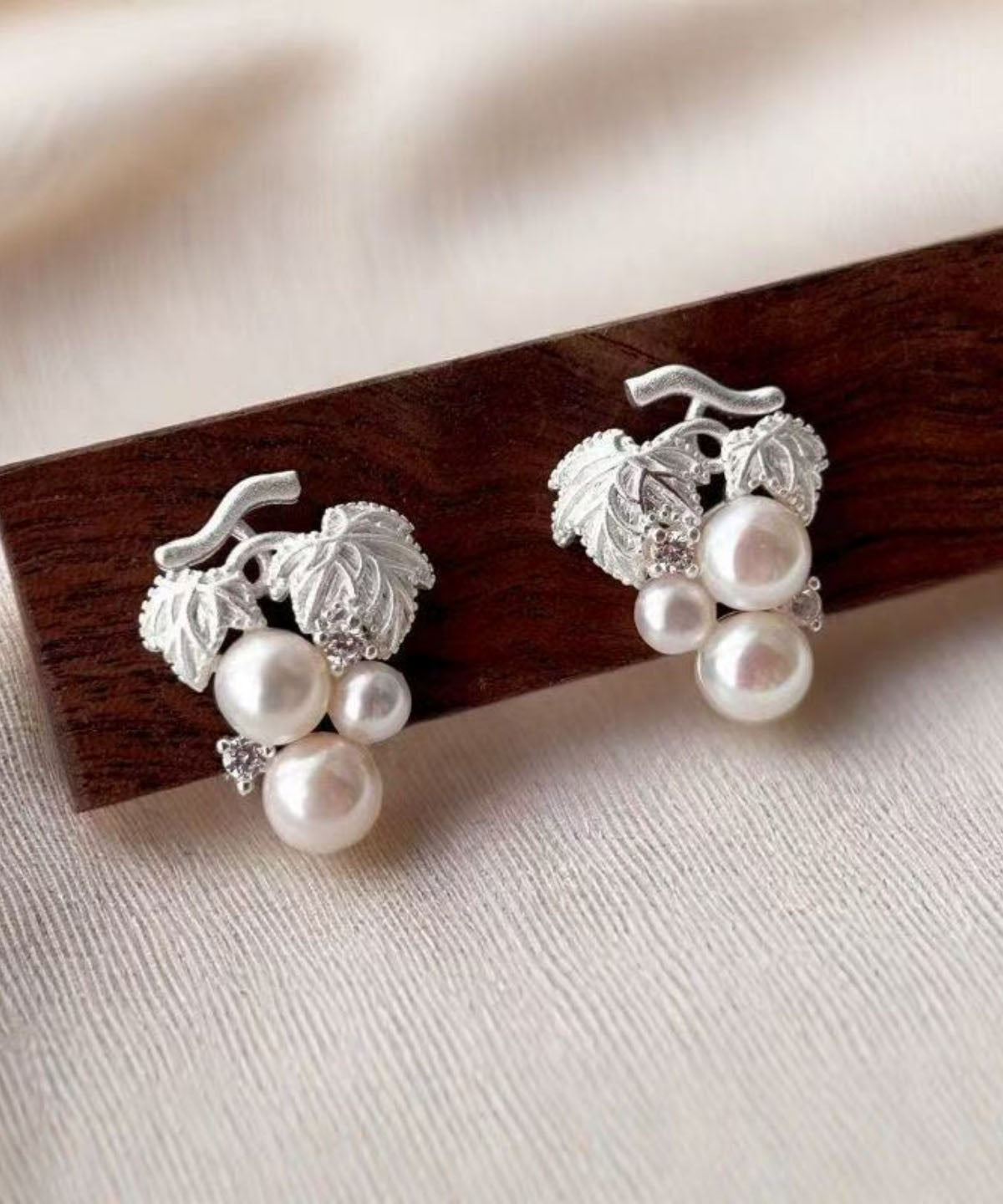 Pendientes modernos de cobre blanco dorado con perla de uva