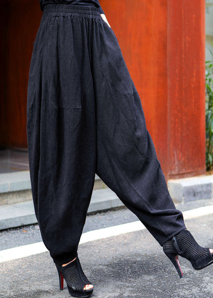 Moderne weiße Frühlingshose mit elastischen Taillentaschen und asymmetrischem Design