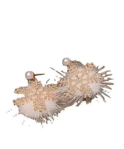 Pendientes modernos de copo de nieve esponjoso de piel blanca