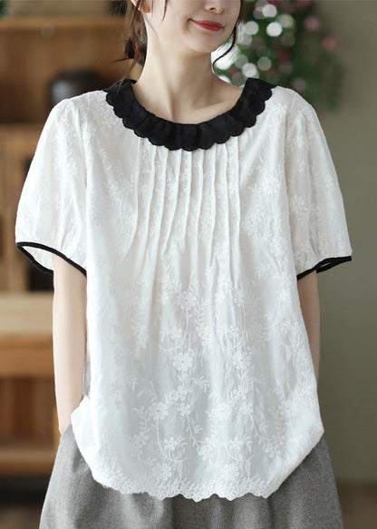 Moderna blusa blanca de algodón arrugado con cuello redondo, bordado y patchwork, manga corta