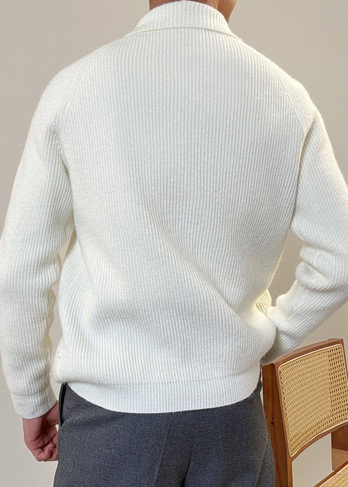 Moderner weißer Herrenmantel aus Baumwollstrick mit Peter-Pan-Kragen, Reißverschluss und Frühlingsform